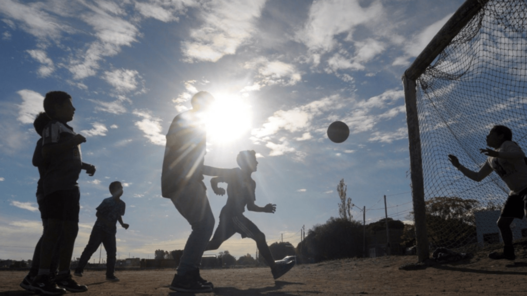 Una pelota y un campo auxiliar